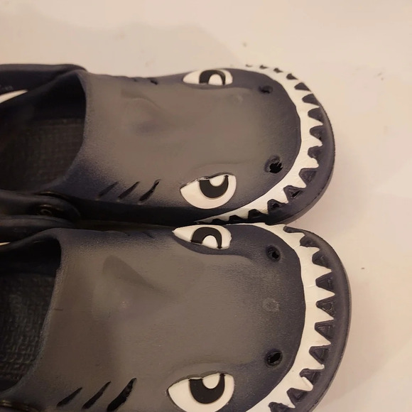 Capelli New York Navy Shark Clogs in Size 7 - Picture 10 of 10
